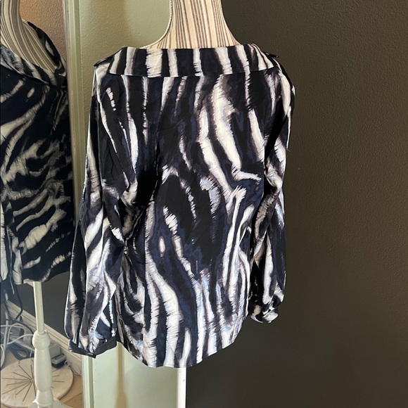 π 1 hour sale. St. John, size 12, Navy & White Patterned Blouse, Gently preloved - Picture 8 of 10